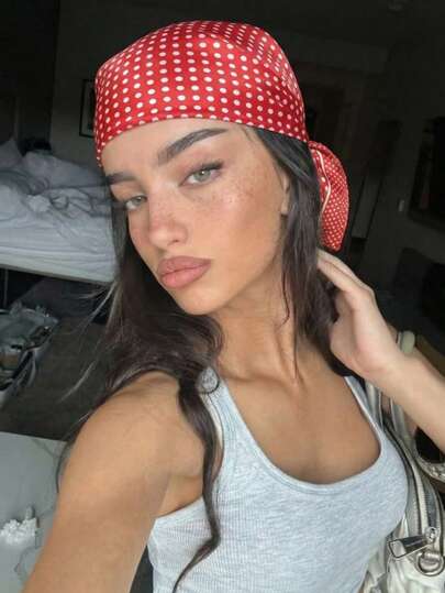 1条女士休闲法式圆点印花真丝方巾，50厘米长，可作发饰或头巾，适合日常、办公、海滩等场合。