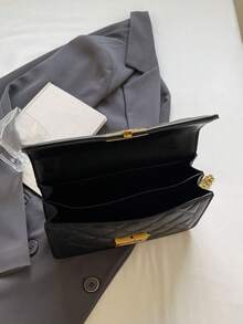 Bolso cuadrado pequeño de diseño de nicho con hebilla de metal, bolso de mensajero de cadena de hombro versátil y de lujo ligero, bolso de hombro clásico y versátil personalizado, y bolso de hombro de moda para ir al trabajo y citas. - Negro - Ver 11