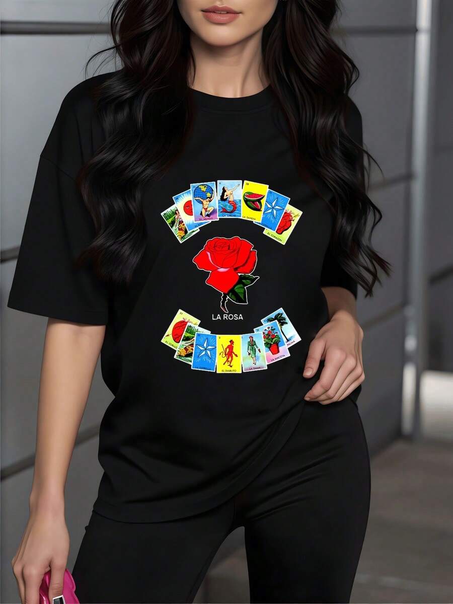 Rosa rodeada de cartas coloridas que representan fuerza amor pasión y fortuna símbolo de energía positiva y modernidad camiseta de mujer casual cómoda 220g - Negro - Ver 1