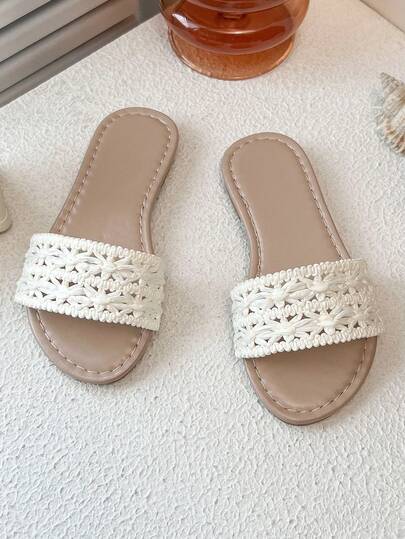 A Pair Of Girls' Summer Sandals With Hollow Crochet Design, 2026 New Summer Hollow Crochet Woven Lightweight And Easy-To-Wear Children's Open-Toe Flat Sandals, Suitable For Daily Casual Wear/Family Outings In Summer.