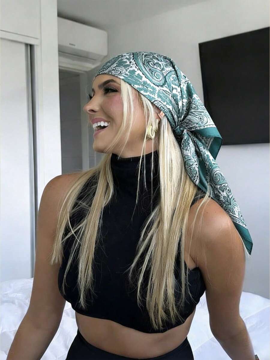 一件装女士佩斯利印花70厘米四季通用头巾，可作头巾、发带或发箍，波西米亚风真丝围巾。日常可作头巾、发带或发箍使用，轻松提升整体造型。