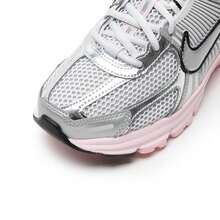 Nike 女士休闲鞋，复古低帮鞋，轻便户外日常休闲鞋，ZOOM VOMERO 5 NEWS HF1877-001 - 黑/金屬銀/狼灰/泡沫粉/中柔粉 - 查看 7