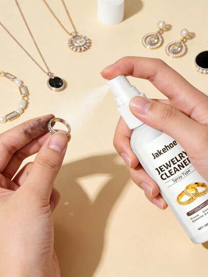 jakehoe 珠宝清洁液 - 温和清洁剂，适用于多种材质，日常清洁可去除污渍，恢复光泽。这款珠宝清洁液专为各种贵重材质设计，温和去除杂质，不损伤饰品。它能轻松去除日常残留物和暗沉，快速恢复项链、戒指、手镯等珠宝原有的透明光泽。使用简单方便，轻松进行日常保养，让您的饰品始终保持光亮如新，优雅迷人。