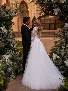 Elegant High-Neck Long Sleeve Wedding Gown With Delicate Lace Applique And Graceful A-Line Silhouette – Timeless Ivory Floor-Length Bridal Dress Featuring Intricate Floral Embroidery, A Flowing Skirt, And Sophisticated Chapel Train For A Dreamy And Enchanting Look. Perfect For Wedding Ceremonies, Holiday Celebrations Including Christmas Galas And Halloween Balls, Prom Nights, Birthday Parties, Anniversary Dinners, Formal Evening Events, Bridal Showers, Vacation Getaways, Cocktail Receptions, Graduation Balls, Homecoming Dances, And As A Stunning Choice For Bridesmaids Or Wedding Guests At Any Special Occasion. - trắng - Xem 2
