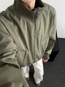 1件 Blueprint 男士军绿色立领拉链飞行夹克，采用柔软垂坠的抗皱面料，成熟稳重的复古风格外套，适合日常通勤和商务休闲穿着。 - 軍綠色 - 查看 2