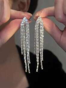 1 Đôi bông tai đồng cao cấp, sang trọng, đính đá Zirconia lấp lánh, thiết kế tua rua năng động, thích hợp cho phụ nữ dự tiệc, dạ hội, đám cưới, các dịp lễ hội. - Bạc - Xem 7
