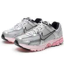 Nike 女士休闲鞋，复古低帮鞋，轻便户外日常休闲鞋，ZOOM VOMERO 5 NEWS HF1877-001 - 黑/金屬銀/狼灰/泡沫粉/中柔粉 - 查看 3