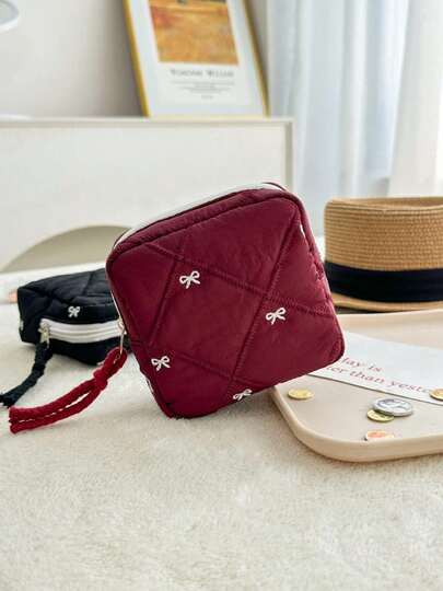 1 chiếc túi đựng mỹ phẩm có dây đeo, túi đựng mỹ phẩm hình trái tim, ví đựng tiền lẻ, túi đựng băng vệ sinh, túi đựng chìa khóa, túi xách tay, túi đựng đồ dùng vệ sinh cá nhân, túi đựng son môi, túi đựng đồ di động. Túi đựng băng vệ sinh, túi đựng son môi có ngăn bên trong. Thích hợp cho du lịch, đi biển, ký túc xá sinh viên, đựng sản phẩm chăm sóc da, mỹ phẩm, cọ trang điểm, quà tặng cô dâu, quà tặng mẹ, quà sinh nhật, quà tặng bạn bè và giáo viên. Thích hợp cho du lịch, ký túc xá, công tác, đi lại hàng ngày.