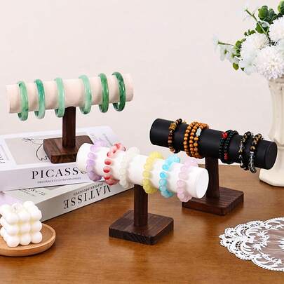 1个复古胡桃木展示架，简约实用，可整齐展示手镯和手链，让桌面更整洁。