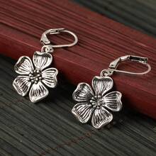 1 Pair Classic Handmade Carved Floral Earrings, Earrings For Women, Creative Jewelry Gift For Daily Wear And Gatherings, Suitable For Various Occasions, An Excellent Holiday Gift - Silver - View 4