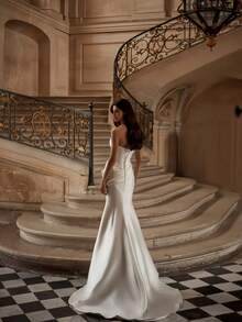 Sophisticated Strapless Mermaid Wedding Dress With Sweetheart Neckline And Open Back – Elegant Floor-Length Ivory Bridal Gown Featuring A Sculpted Silhouette That Flares Into A Dramatic Skirt, Accented By A Daring Low-Back Design. This Gown Combines A Timeless Bustier With A Captivating Mermaid Cut, Creating An Enchanting Look For Special Moments. Perfect For Weddings, Holiday Galas, Christmas Celebrations, Halloween Parties, Prom Nights, And Grand Occasions. A Stunning Formal Gown Ideal For Bridal Ceremonies, Receptions, Festive Events, Formal Dinners, Graduation Balls, And Cherished Celebrations. - 白色 - 查看 2