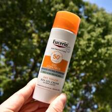 Eucerin Youselim 控油清爽面部防晒乳液 SPF50+，50毫升，增强防晒和控油，阻隔紫外线 - 白色 - 查看 5