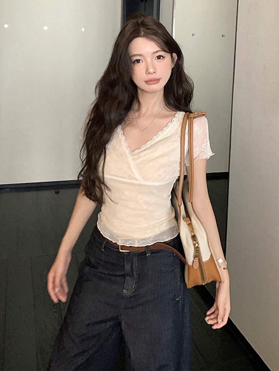 Áo kiểu ren cổ chữ V gợi cảm, thiết kế thắt eo, dáng ôm, áo hè thanh lịch dành cho nữ. - Màu be - Xem 1