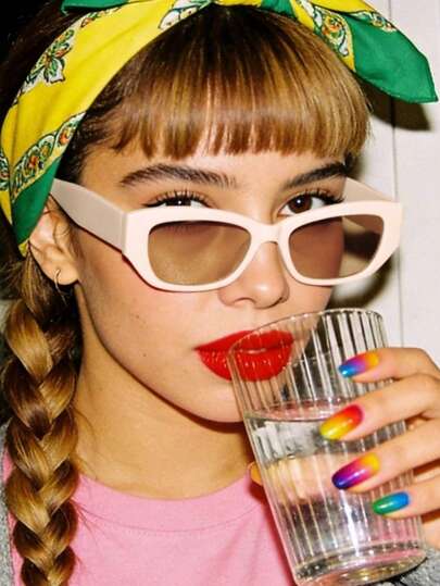 1副女士窄框猫眼时尚眼镜，纯色聚碳酸酯镜框，轻便舒适，适合日常休闲佩戴，附带眼镜盒