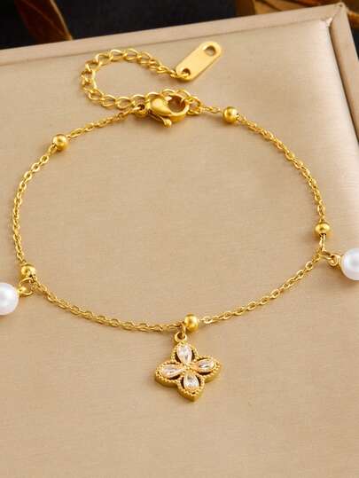 1 pieza Brazalete de joyería casual y versátil para mujer, con colgante de flor de cuatro pétalos con diamantes incrustados y perla falsa, de acero inoxidable