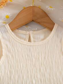 Bộ đồ 2 mảnh dễ thương cho bé gái, gồm áo không tay cổ tròn màu trơn phối bèo nhún và quần short phối bèo nhún, thích hợp cho các hoạt động hàng ngày vào mùa xuân/hè. - Màu be - Xem 4