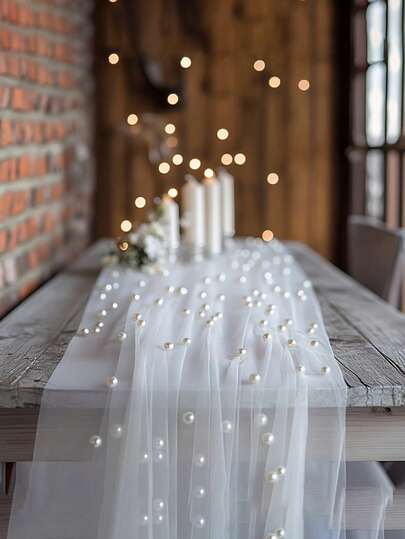 1件白色珍珠串珠薄纱面料，适用于桌旗、仪式背景、家居装饰、房间装饰、生日派对、情人节仪式装饰，营造浪漫氛围。