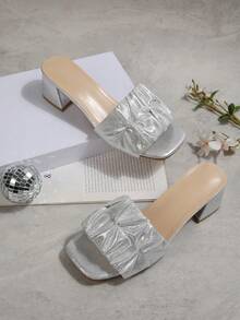 Giày sandal cao gót nữ mùa xuân/hè 2025 mới, cỡ lớn EU, quà tặng Ngày của Mẹ, thời trang thoải mái, chất liệu PU chống trượt, quai đơn, màu trơn, nơ bóng, kim tuyến, gót dày, mũi tròn, hở mũi, khóa kim loại, cao 5cm, thích hợp cho trong nhà và ngoài trời, kiểu dáng dễ thương, sang trọng, thời trang hàng ngày, dự tiệc, đám cưới, trường học, văn phòng. - Bạc - Xem 6