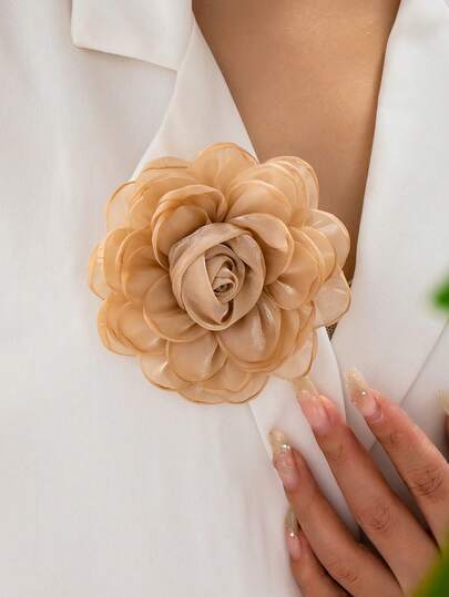 1枚优雅卡其色缎面3D立体玫瑰胸针，适合正式场合佩戴