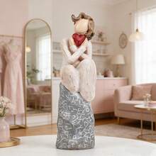 Single Piece | Height: 12.2cm / 4.8 Inches | Healing Art Style | Resin Material | Sitting Angel Holding Heart Statue, Nordic Minimalist Design | Gray Base With White Script And Red Heart | Curled Sitting Pose | Wing Texture And Handwritten Graffiti Details | Desktop Decor Ornament | Perfect For Valentine's Day, Qixi Festival, Birthday, Bedroom, Study, Living Room Decoration, Spring & Summer Home Styling,Valentine's Day Gifts,Home Decor,Room Decor,Valentine's Day Gifts - 彩色 - 查看 2