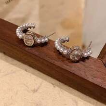 1 Đôi bông tai đính đá Zirconia hình chữ cái và ngọc trai, thiết kế kiểu Pháp sang trọng, thanh lịch dành cho nữ - Bông tai ngọc trai bảng chữ cái - Xem 4