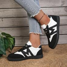 1 đôi giày thể thao nữ mùa xuân/thu mới của Đức, dễ vệ sinh, mũi tròn, giày bệt cổ thấp, đế bằng, thoải mái, đa năng, giày trắng nhỏ, phối màu, giày thể thao năng động, giày sneaker phong cách retro, thời trang cho mọi mùa - màu đen - Xem 14