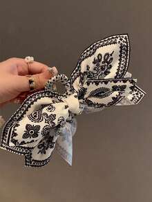 1个波西米亚风图案发夹，设计优雅简约，适合度假或摄影场合。黑白两色可选，可牢固固定发型，时尚的鳄鱼纹理图案打造潮流造型，易于搭配日常服饰。 - 多色 - 查看 10