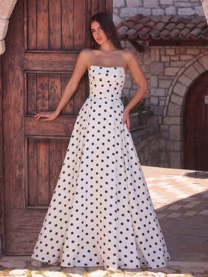 Faeriesty 优雅无肩带波点长裙，适合婚礼宾客、花园派对、春季正式场合和复古活动穿着。这款连衣裙采用褶皱高腰设计，正面高开衩，A字裙摆飘逸灵动。