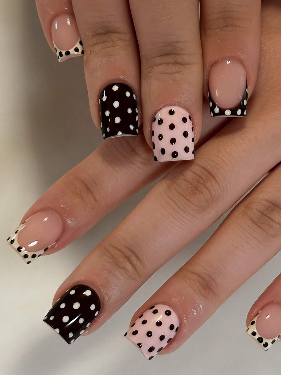 24片装短方形一次性美甲贴纸，优雅白、经典黑、时尚棕、白波点、浅粉、可爱粉，全覆盖式假指甲，包含1瓶指甲胶水和1个迷你指甲锉，适合女性和女孩，随机发货 - 粉色 - 查看 1