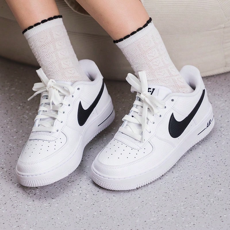 Nike AIR FORCE 1 LOW JS (GS) 女款休闲运动鞋 IR0270-100 - 顏色 - 查看 1