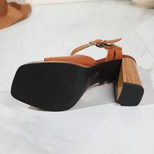 純色棕色戶外 PU 皮革拼接扣環天然木紋戶外派對夏季女款優雅涼鞋，交叉踝帶扣環粗跟涼鞋，百搭夏季涼鞋，尺寸偏大半號 - 棕色 - 查看 8
