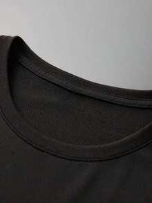 Una camiseta negra con un estampado de cerezas rojas, realizada con tecnología de impresión digital, ofrece colores vibrantes y un estilo casual y moderno. Cuenta con cuello redondo y mangas cortas, lo que la hace perfecta para el uso diario. El diseño es llamativo, de corte holgado y está al día con las últimas , lo que la convierte en una excelente opción para ti. - Colores mixtos - Ver 4