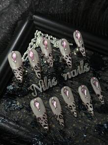 10件套尖头亚克力美甲套装,浅粉色美甲,浅粉色法式美甲,银色猫眼,手绘黑色豹纹斑点图案,3D粉紫色水滴钻石和粉紫色小钻石以及其他美甲配件,Y2K风格美甲套装,非常适合女性和女孩参加主题派对、庆典、节日和日常使用(包括:配备1个迷你指甲锉和1个双面胶标签)。 - 淺粉色 - 查看 3