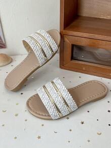 Một đôi sandal quai ngang bằng kim loại dệt cho bé gái, mẫu mới mùa hè 2026 với họa tiết dệt nhiều lớp và quai ngang rộng bóng kim loại, sandal đế bằng hở mũi thoải mái cho trẻ em, phù hợp cho các hoạt động hàng ngày/lễ hội. - trắng - Xem 4