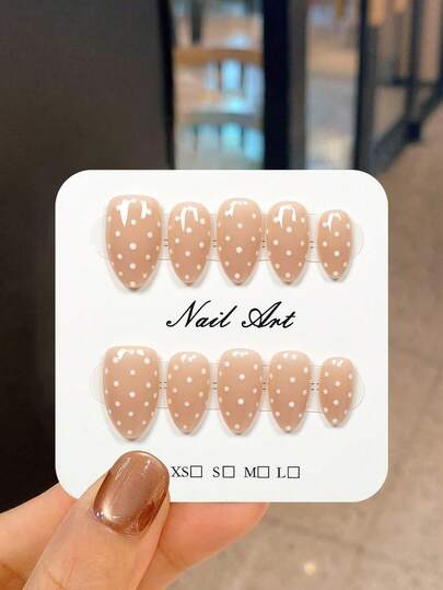 JUTI 100%纯手工制作的短杏仁形假指甲，手绘棕色豹纹图案，点缀金色闪粉。采用手工精制，光泽亮丽，浓郁的咖啡棕色底色搭配醒目的手绘细节，完美契合日常佩戴和秋冬时尚穿搭 | 美甲套装包含1个指甲锉和1瓶果冻胶