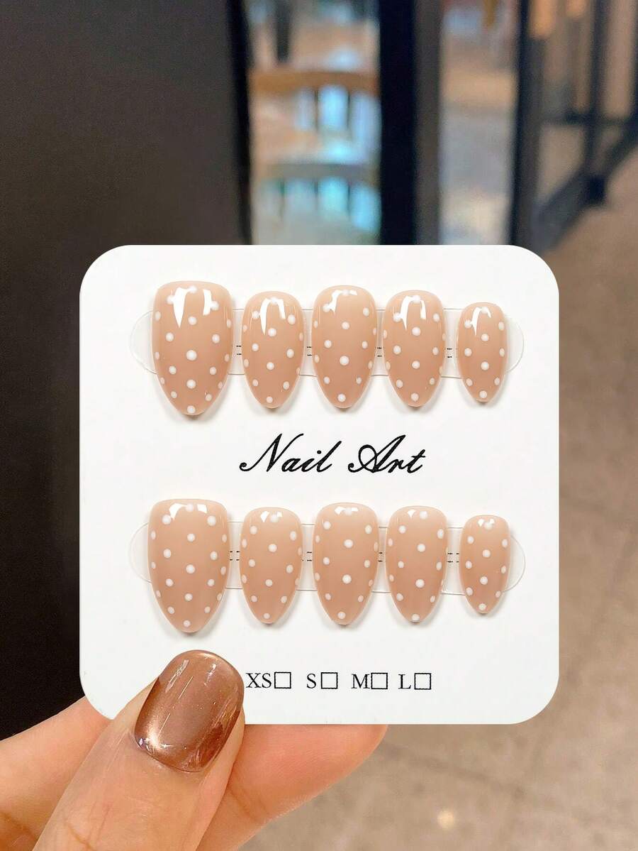 JUTI Móng giả ngắn hình hạnh nhân 100% thủ công, vẽ tay họa tiết da báo màu nâu và trang trí kim tuyến vàng. Được chế tác tỉ mỉ, màu nền nâu cà phê kết hợp với các chi tiết vẽ tay nổi bật, phù hợp cho sử dụng hàng ngày và các phong cách thời trang mùa thu/đông. Bao gồm 1 dũa móng và bộ dụng cụ làm móng gel hoàn chỉnh. - Nhiều màu - Xem 1