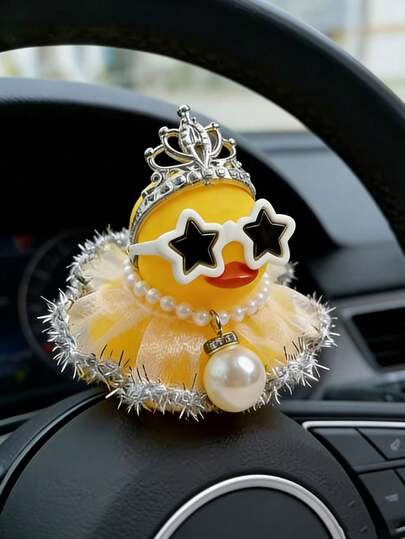 Đồ trang trí hình vịt mặc váy trắng mùa cưới với kính hình ngôi sao | Thiết kế chống trượt, có thể điều chỉnh, dùng để trang trí bảng điều khiển và gương chiếu hậu ô tô, món quà thú vị cho bạn bè, cố định chắc chắn, phụ kiện trang trí lễ hội đám cưới, làm bằng nhựa PVC.