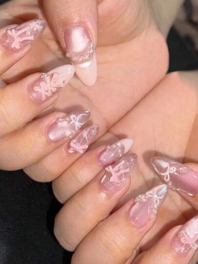 24片极简可爱白色花朵绿色镶边3D法式极简甜美风格杏仁形中长款人造指甲贴片套装，适合上班族、日常佩戴、约会、下午茶、外出等场合。