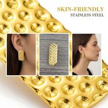 Pendientes rectangulares, con una textura dorada simple y patrones martillados, son adecuados para que las mujeres los usen tanto en la vida diaria como en fiestas - Dorado - Ver 4