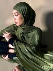 1 chiếc khăn choàng satin cao cấp màu xanh hoàng gia, kiểu dáng thanh lịch, kích thước 180*70cm (cỡ lớn), chất liệu mềm mại, thoáng khí, nhẹ, phù hợp cho người Hồi giáo, các sự kiện trang trọng, đám cưới và sử dụng hàng ngày, đi biển, nghỉ lễ. - Xanh đậm - Xem 4