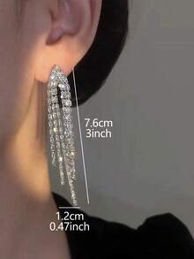 1 Đôi bông tai đồng cao cấp, sang trọng, đính đá Zirconia lấp lánh, thiết kế tua rua năng động, thích hợp cho phụ nữ dự tiệc, dạ hội, đám cưới, các dịp lễ hội. - Bạc - Xem 4