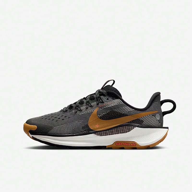 Giày thể thao nữ Nike PEGASUS TRAIL 5 (GS) FV5638-005 - Đen/Đất son sa mạc-Thông-Xám đại học - Xem 1