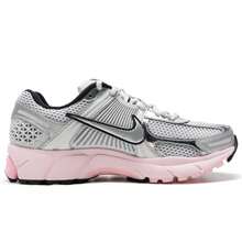 Nike 女士休闲鞋，复古低帮鞋，轻便户外日常休闲鞋，ZOOM VOMERO 5 NEWS HF1877-001 - 黑/金屬銀/狼灰/泡沫粉/中柔粉 - 查看 2