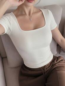 女士纯白色修身罗纹短袖方领T恤，柔软舒适，休闲日常穿着 - 白色 - 查看 4