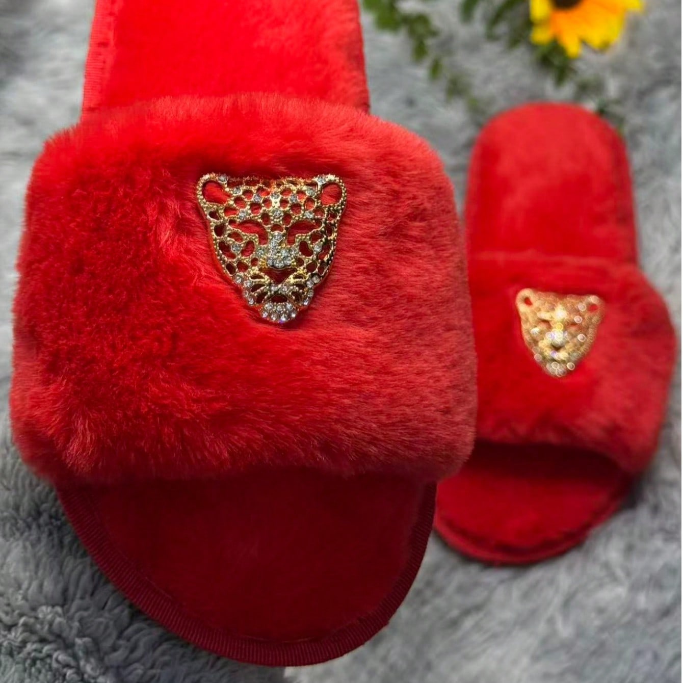 Este pantufla para el hogar presenta un diseño con estampado de leopardo dorado y adornos de diamante de imitación, ofreciendo comodidad, suavidad y
