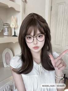 这款18英寸长的合成假发，采用自然直发造型，拥有迷人的黑棕色。假发带有刘海设计，并采用耐热纤维制成，确保经久耐用。这款假发非常适合日常佩戴，能够打造自然逼真的效果。 - 黑棕色 - 查看 3