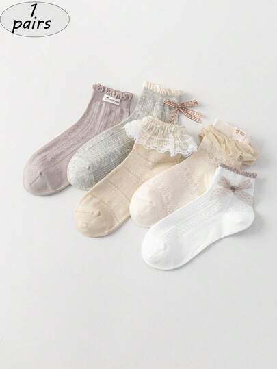 一双女士短袜，春夏款式，采用森林灵感设计的轻柔透气短筒袜型。袜身细腻柔软，亲肤舒适，不会刺激双脚。袜头采用无缝眼孔缝合技术，确保无缝连接。专为春夏设计的网眼结构，即使长时间穿着也能保持双脚凉爽舒适。是年轻女孩和各种校园风格的理想之选。