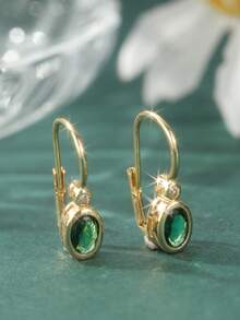 Một đôi bông tai cổ điển tối giản, mang phong cách thanh lịch và sang trọng tinh tế. Thiết kế tổng thể đơn giản nhưng trang nhã, phù hợp để đeo khi đi nhà hàng, hẹn hò và dự tiệc trà chiều. - màu xanh lá - Xem 5