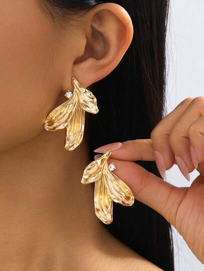 一对优雅奢华的抽象艺术纹理不对称花卉设计金色耳环，尽显女性夏日度假时尚风范