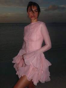 Vestido corto de cóctel de fiesta con mangas largas transparentes, volantes en el bajo, cintura alta, corte evasé y botones delanteros en color rosa/blanco - Rosa - Ver 10